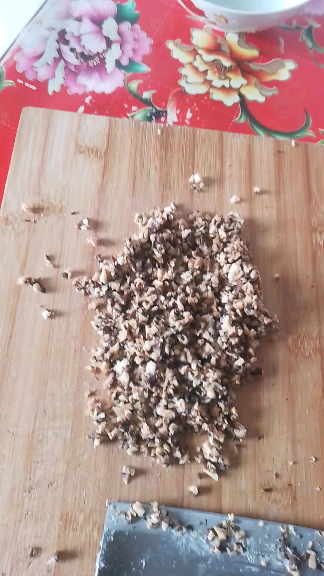 馄饨的馅料之一干香菇切碎