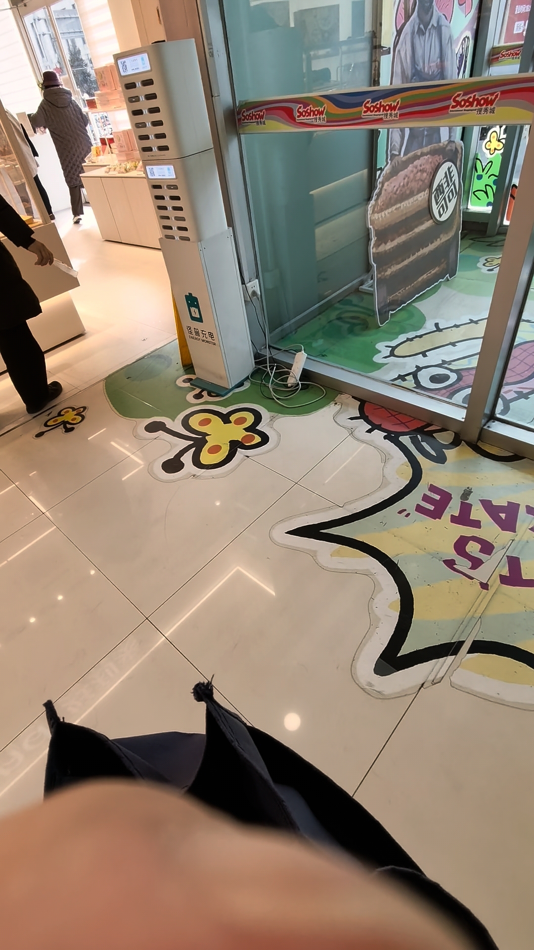 面包店里的小面包可真好吃呀卖面包的小姐姐也长得好漂亮和丽芳呀