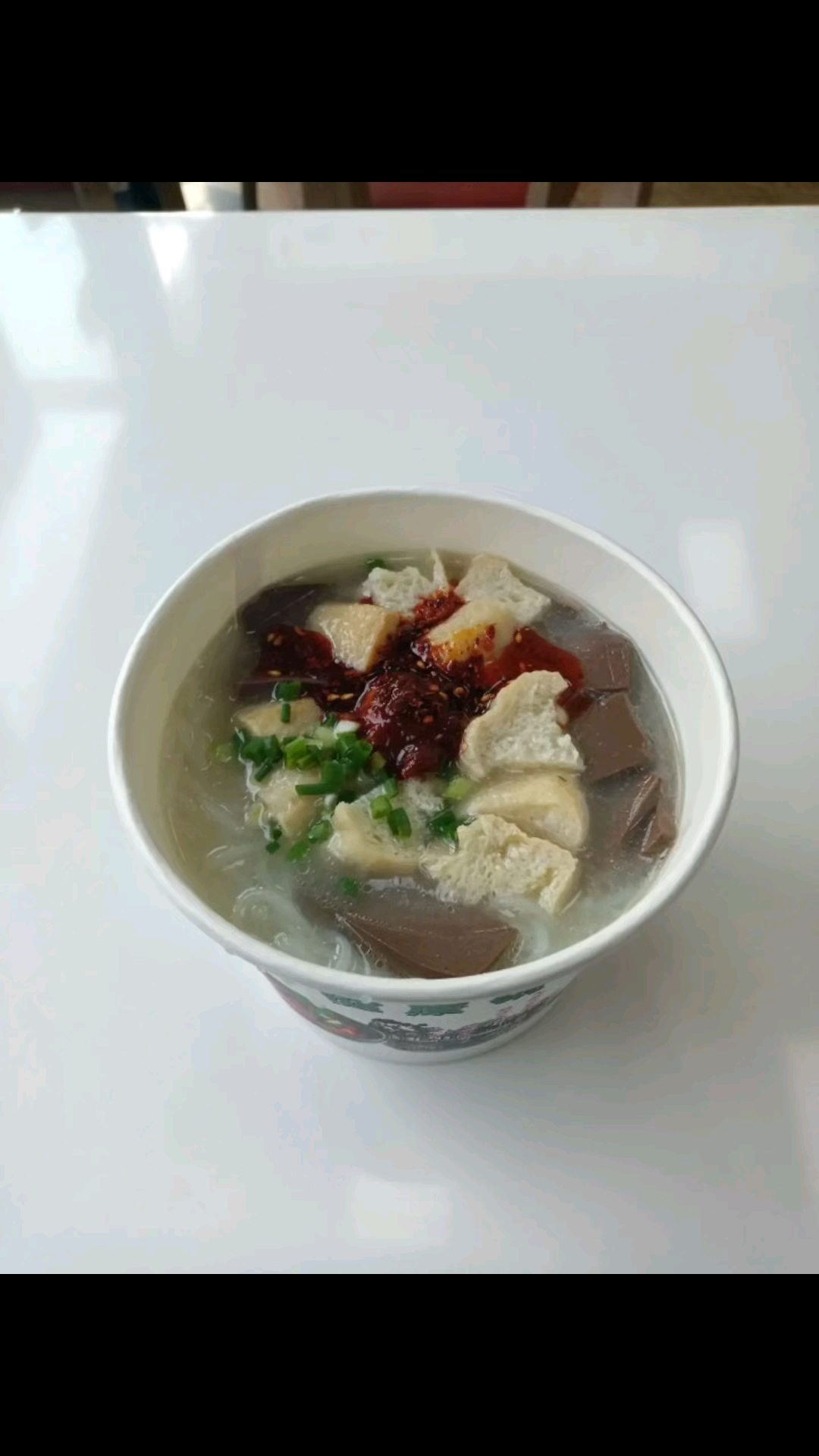 南京鸭血粉丝汤,看着挺清淡,但辣椒油特别香,不比川渝地区的差