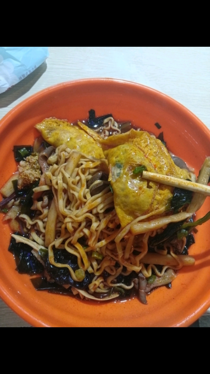 20块钱的爆辣曹氏鸭脖,今天加了鸭心和蛋饺,肉没有素菜辣好吃