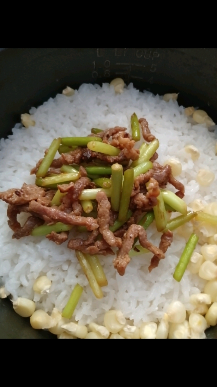 晚上吃自制蒜苔肉丝盖饭,真比外面饭店都好吃,4元肉丝2元蒜苔