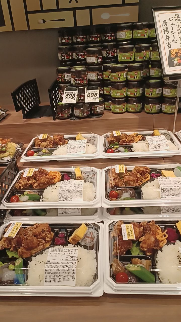 食品超市里的日式便当和手握饭团品种丰富,种类齐全