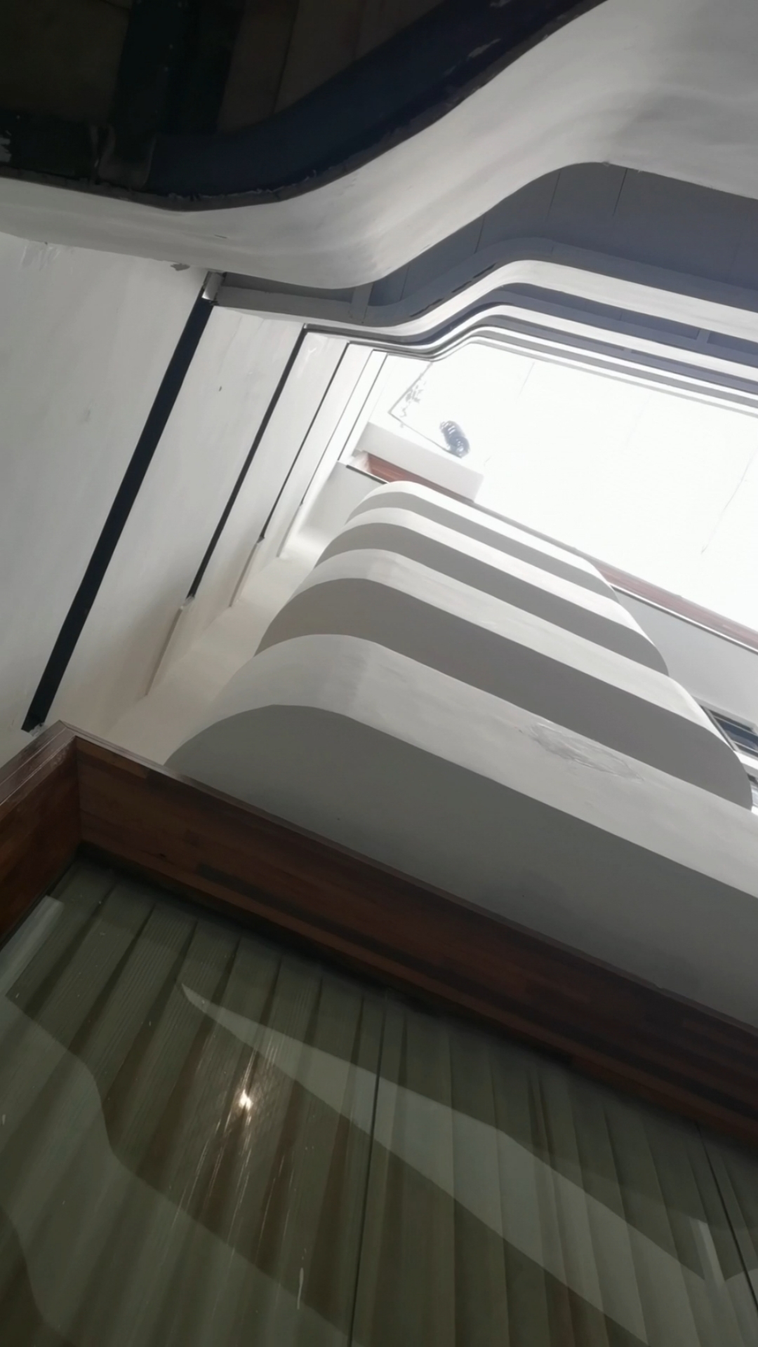 早上7点过5分,来到绵阳良居酒店工地安装现场,看一下酒店家具