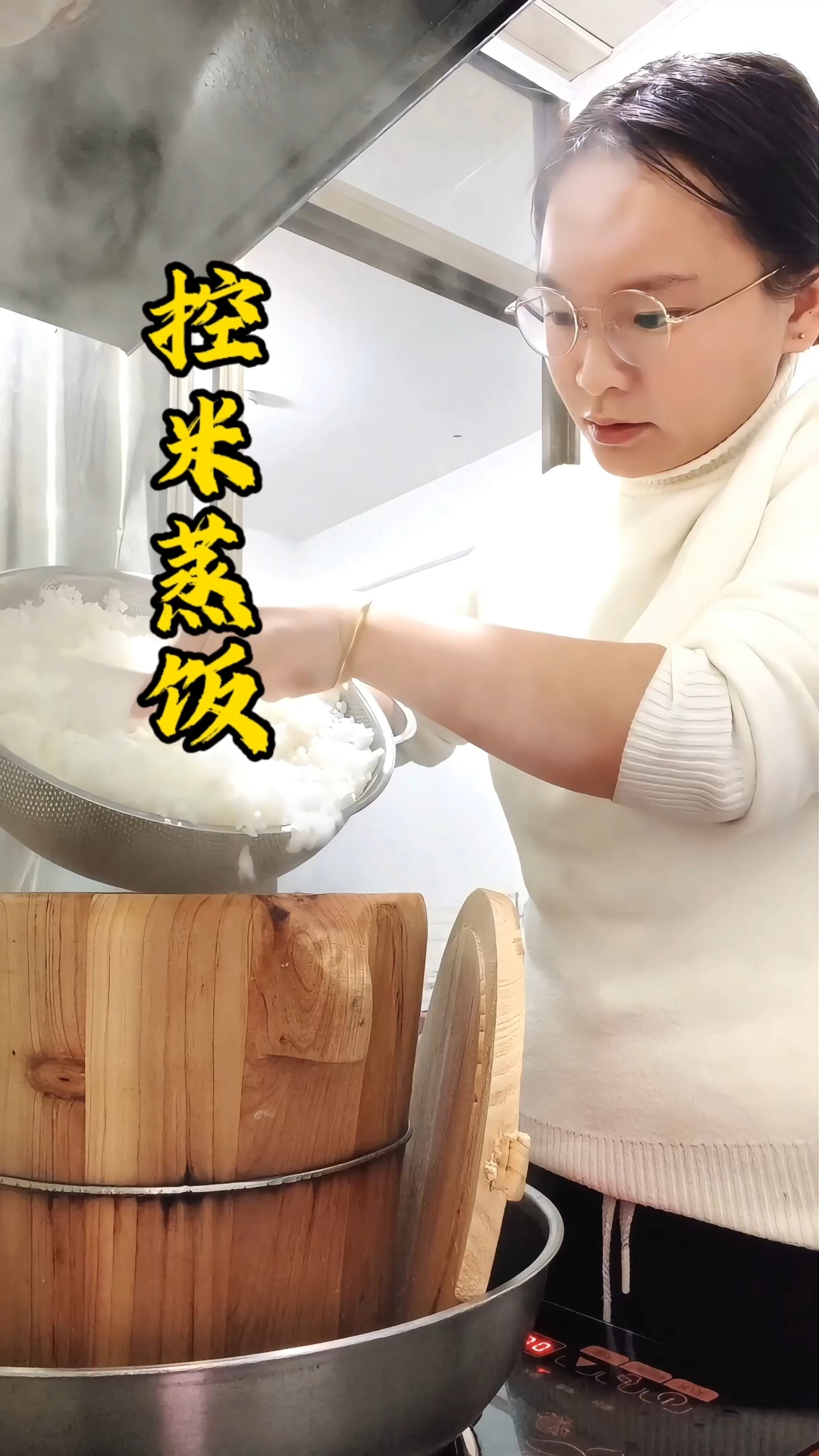 今天晚餐控米蒸木桶饭，还尝试做贵州名菜之一：折耳根炒腊肉