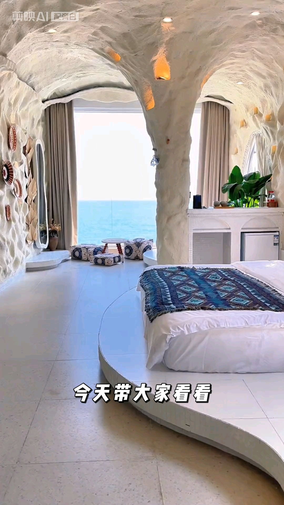 三亚漂亮的海景房蓝色玻璃海水清澈透明的浅水鱼群