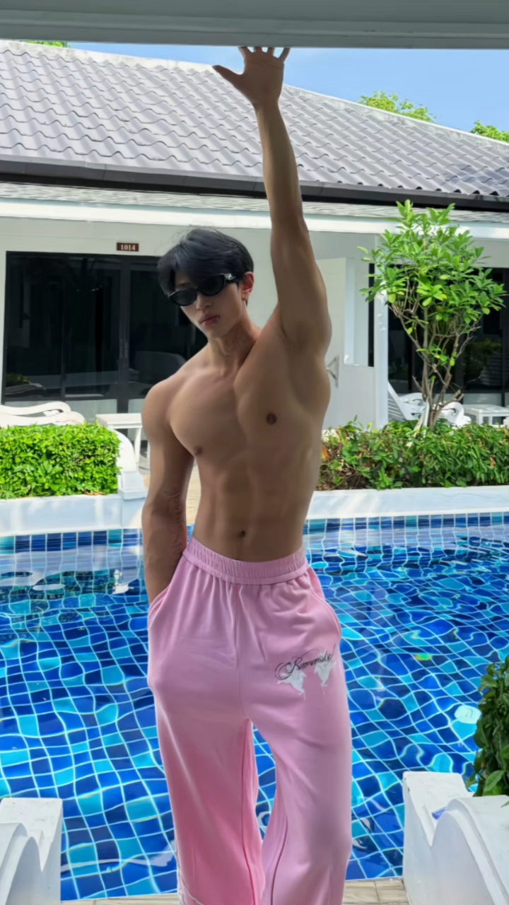 粉色裤子配腹肌,这反差谁顶得住?#粉色运动裤# #小狼狗男友# #肌肉男#