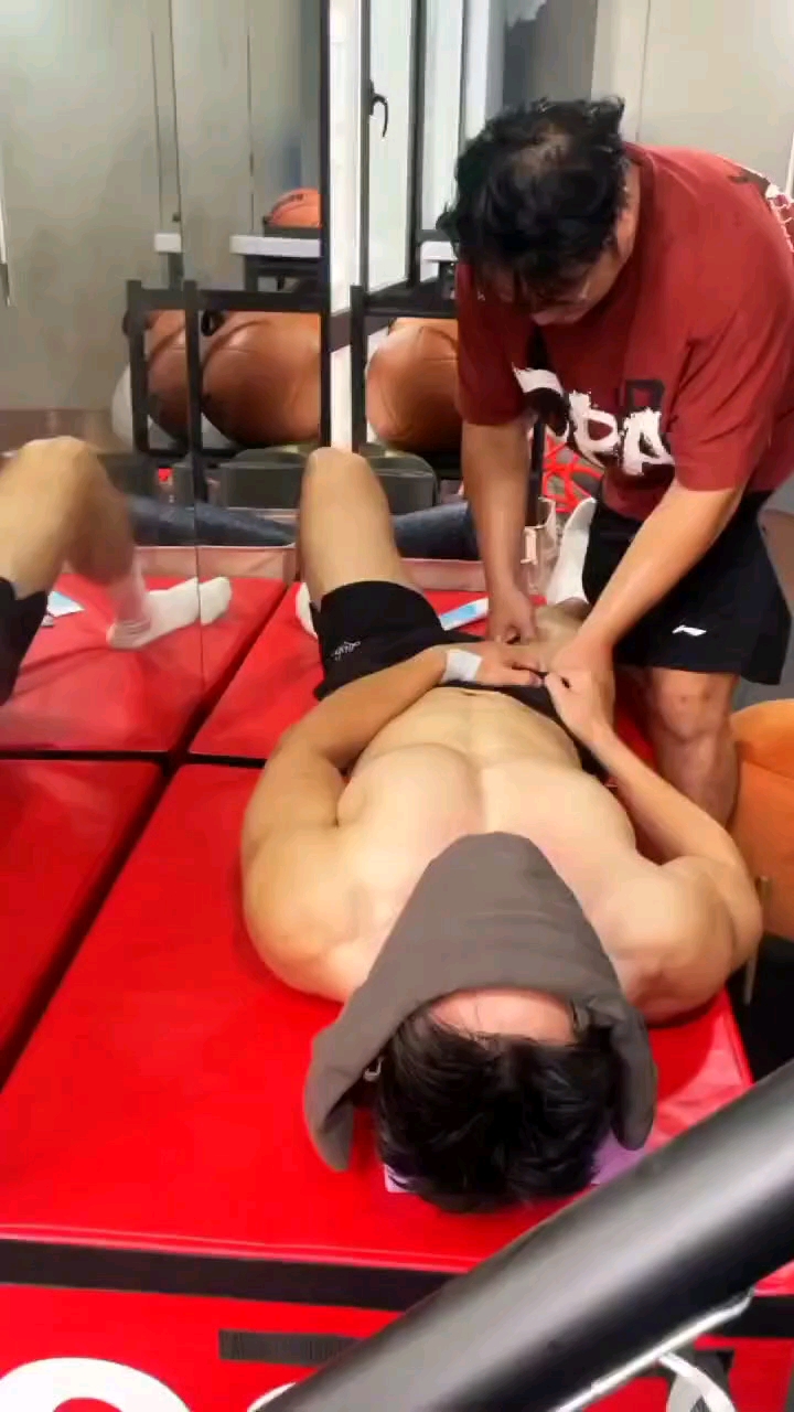 肌肉男来做腿部康复按摩