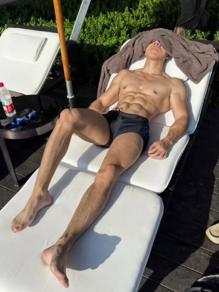 夏日男友照#肌肉男日常# #夏日男友照# #肌肉男日常# #泳池健身打卡#