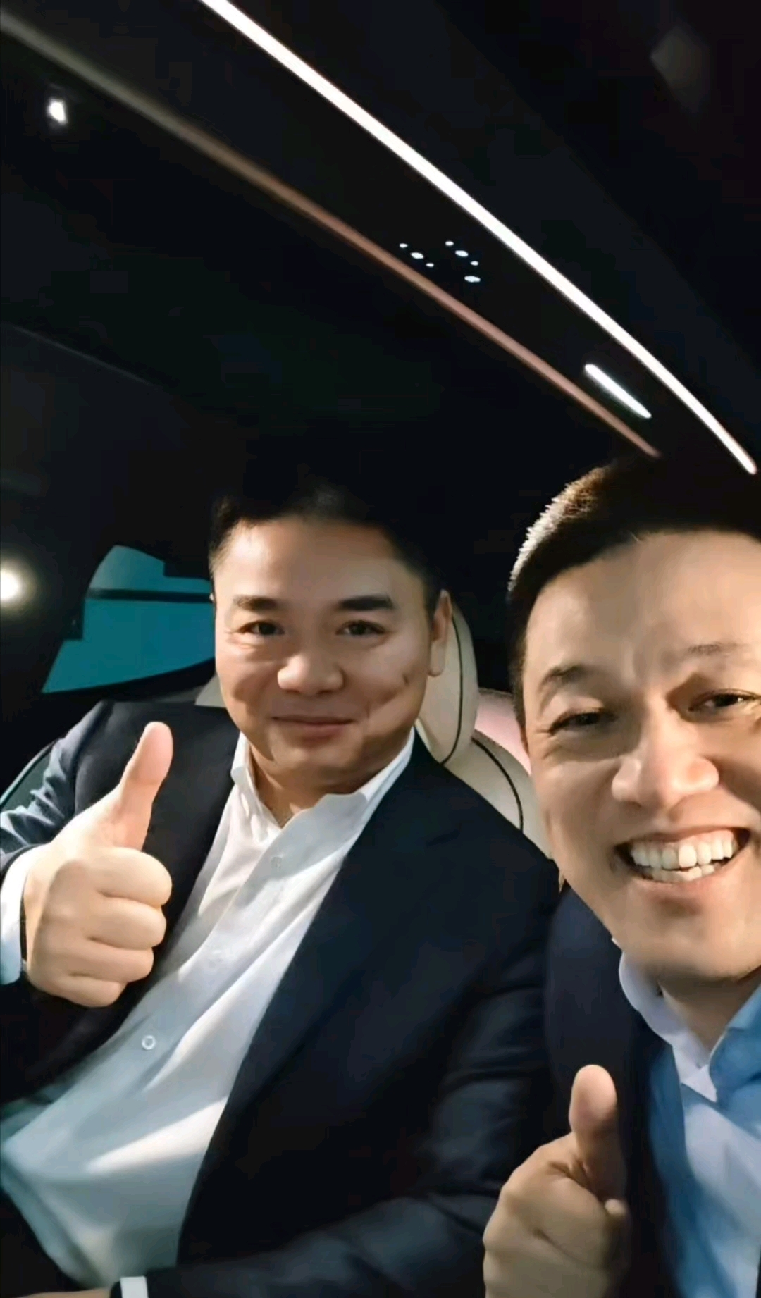 刘强东把与李斌一起吃京东外卖的照片放到了京东首页,蔚来ET9