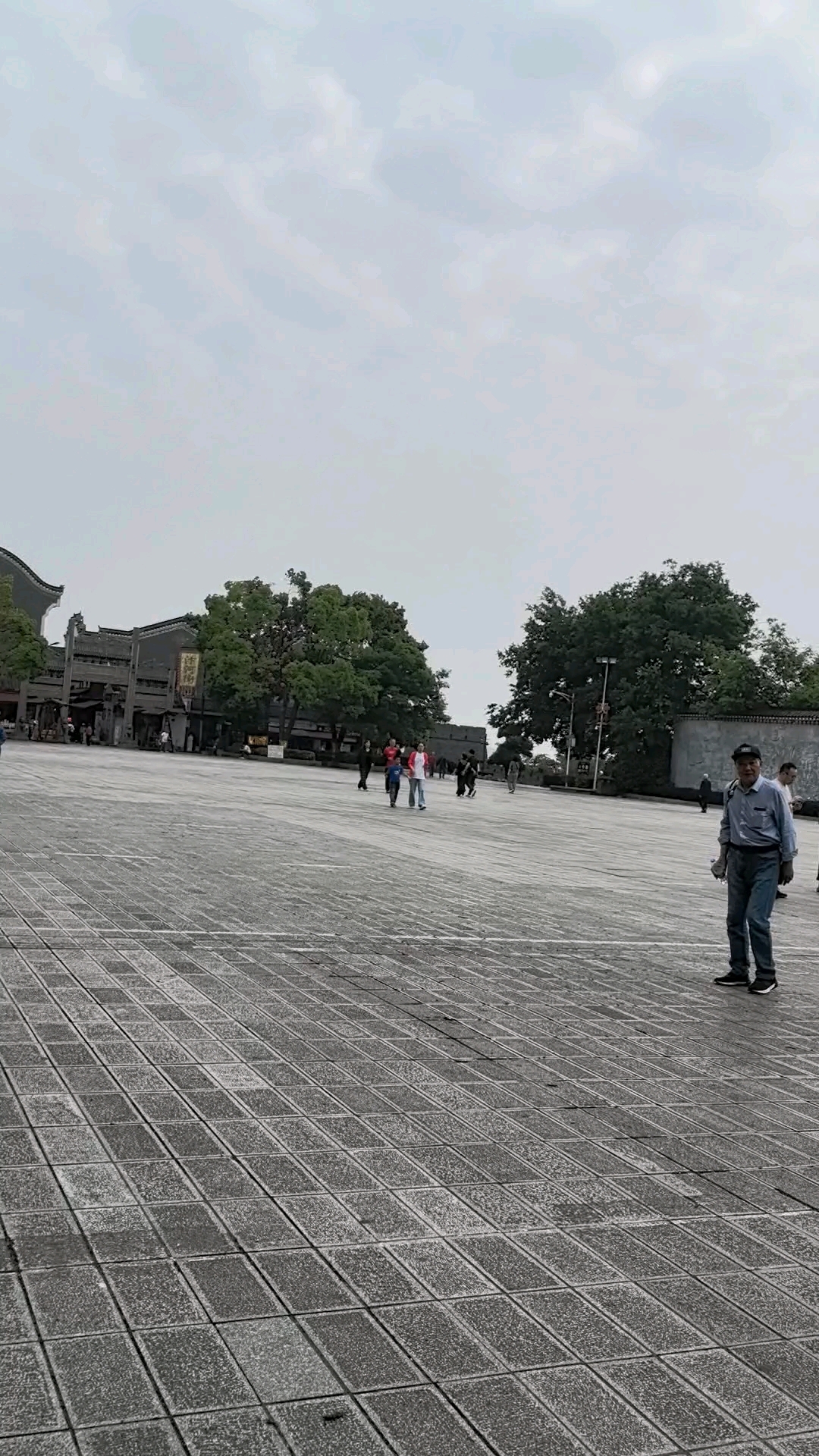 岳阳楼、洞庭湖。