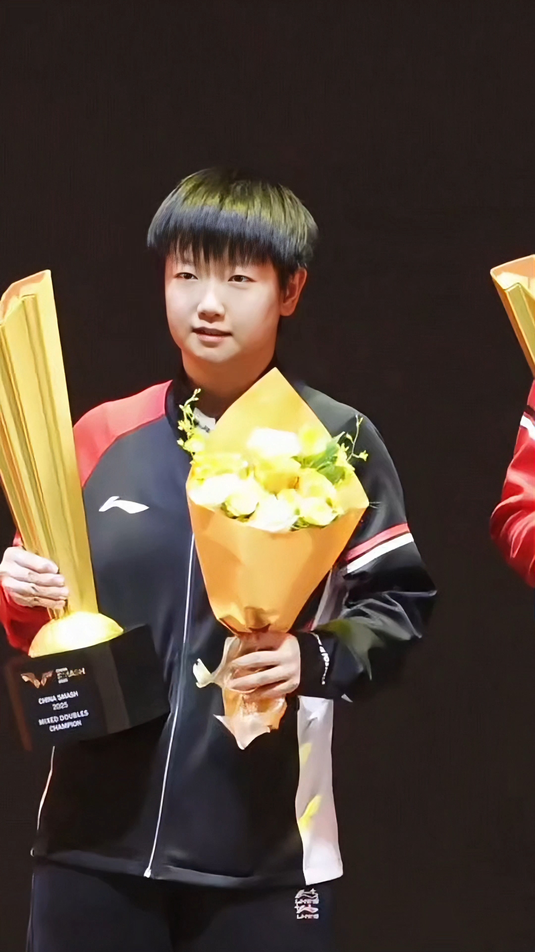 莎莎大头冠军合影完,大头委屈巴巴说:别拍了,奖杯实在太沉了。