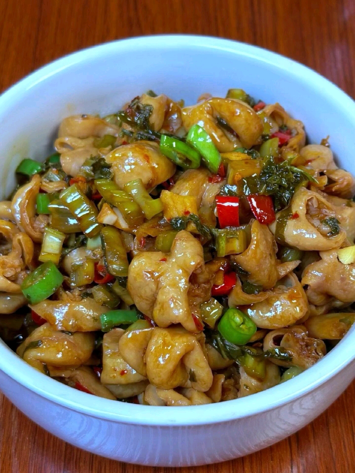酸菜炒肥肠,好吃看得见!