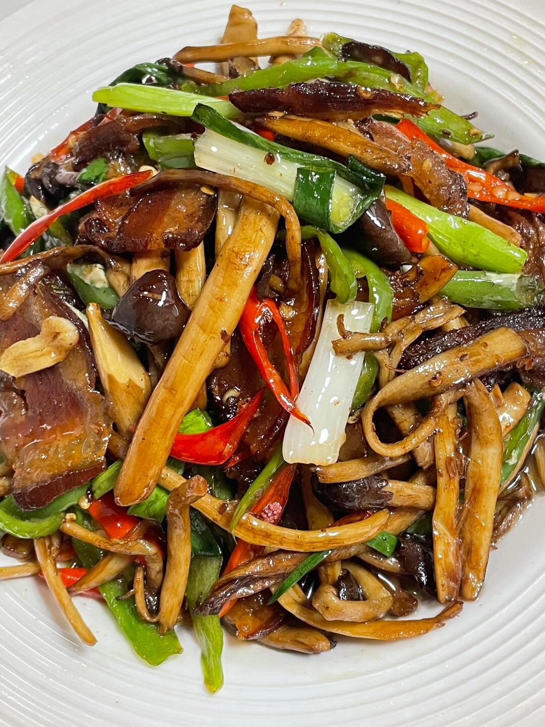 腊肉炒茶树菇,太好吃了!
