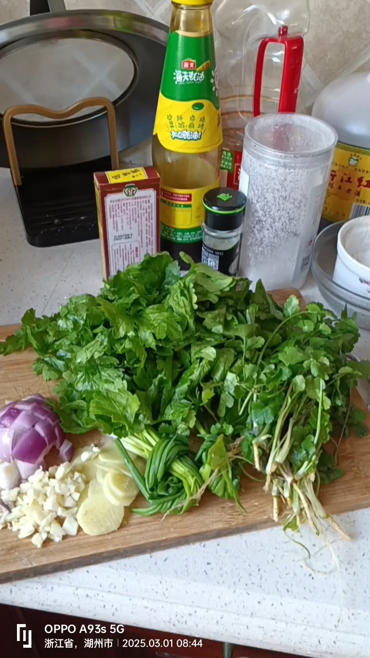 芹菜叶用处多腌制调味煮汤调味凉拌炒鸡蛋