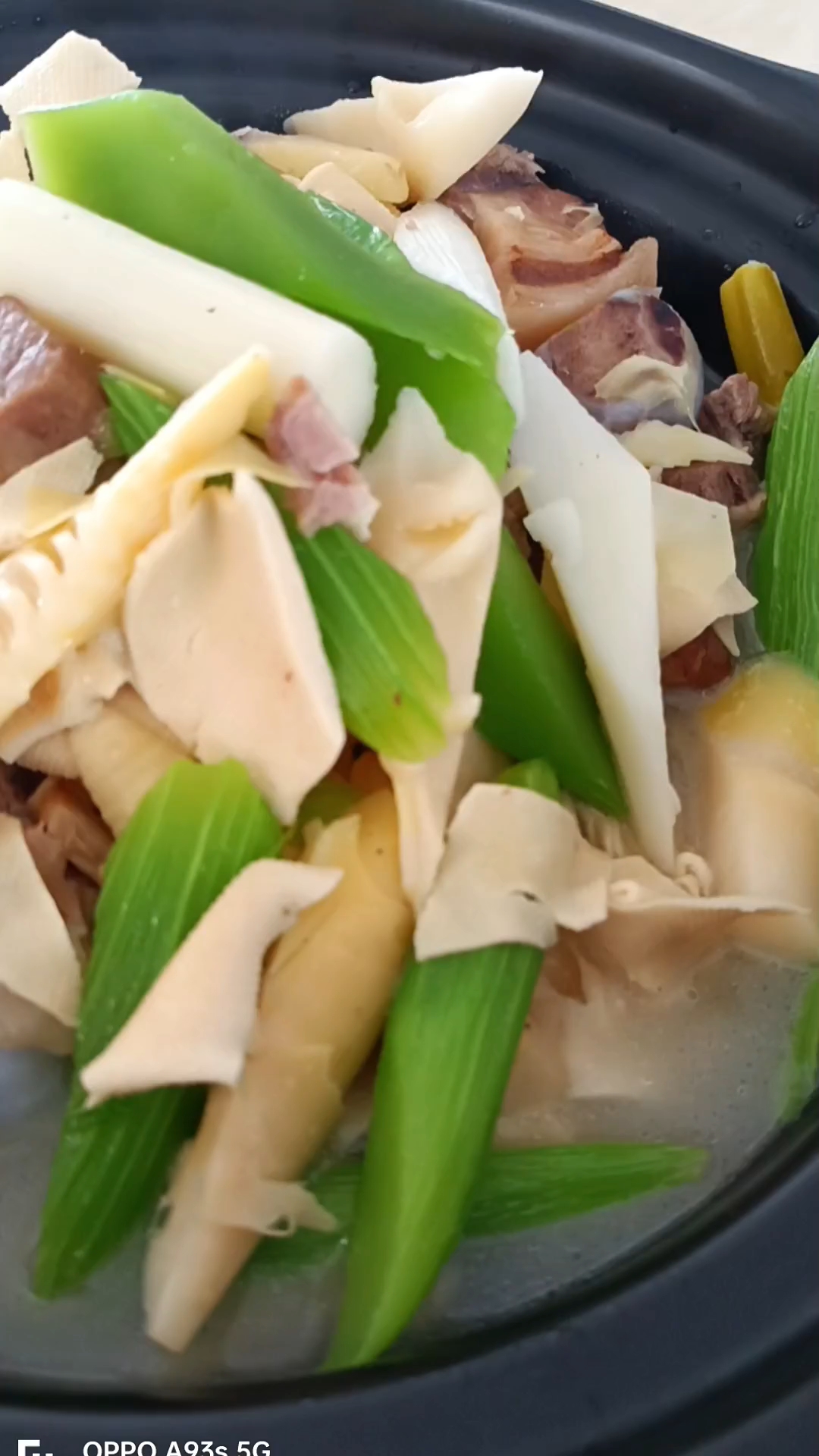 咸肉筒骨春笋一起炖一小时后放千张再炖十分钟山药莴苣最后煮五分