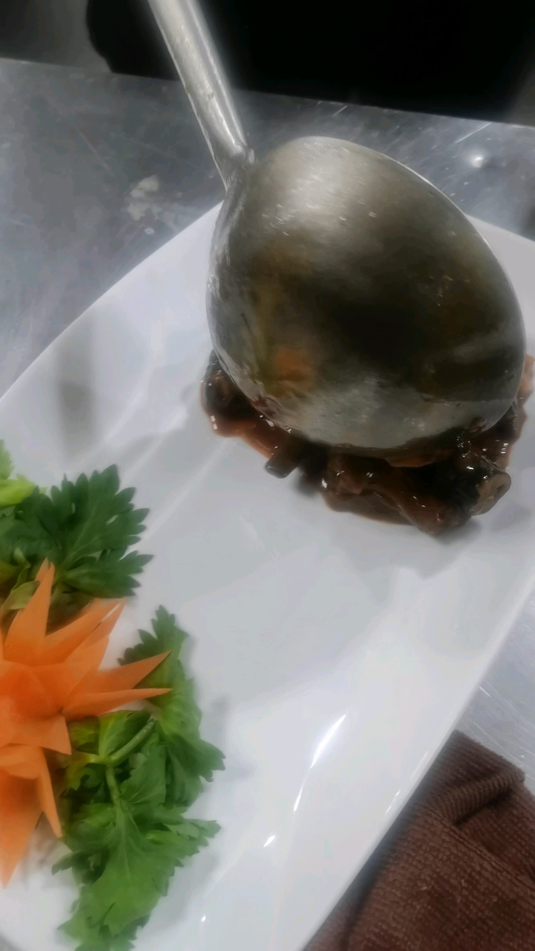 最深的暖意，藏在一蔬一饭的朴素坚守里，聚餐右拐吧！