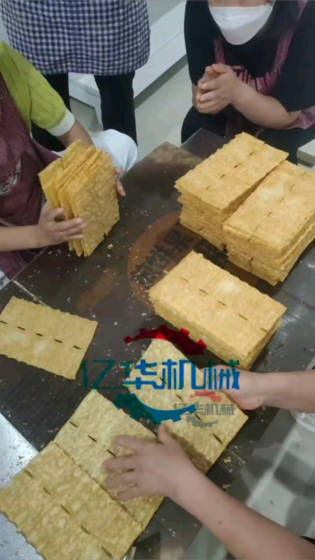 煎饼果子薄脆油炸机源头工厂,价格低,质量保证。