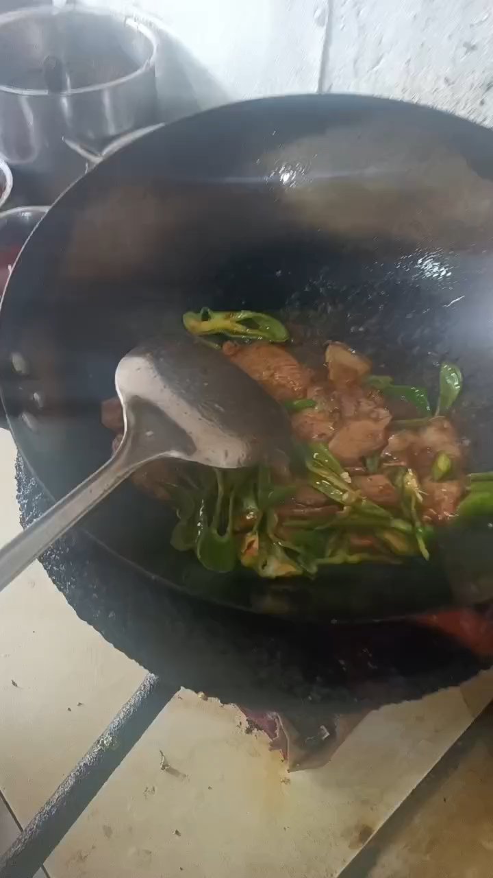 土豆回锅肉盖饭:猛火现炒
