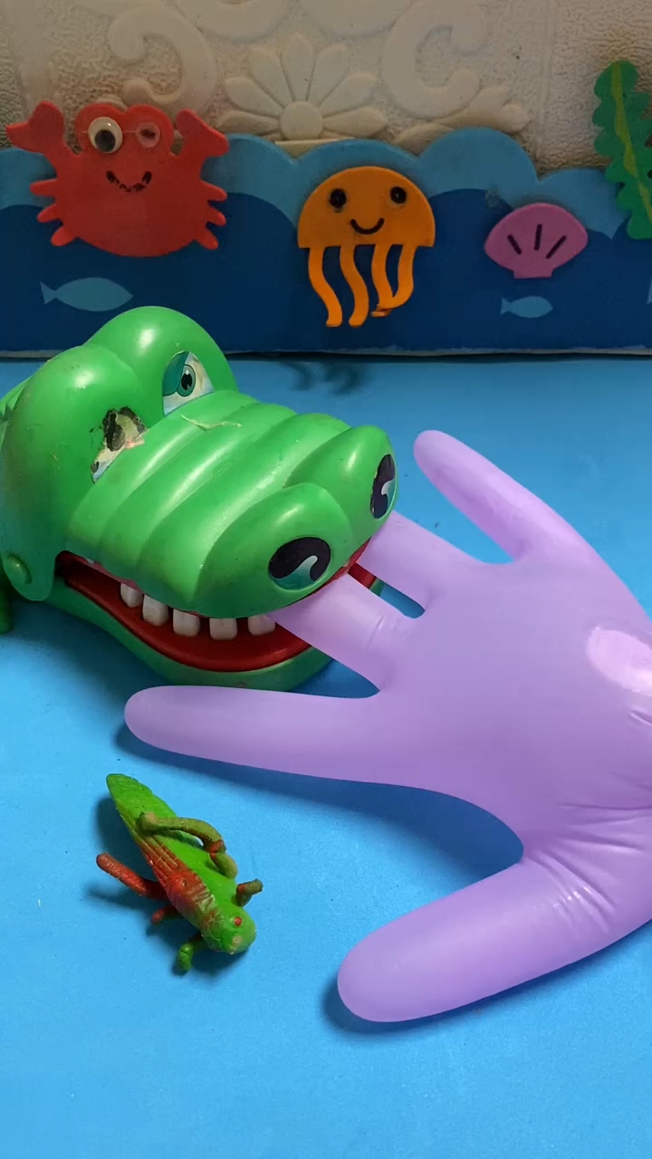 鳄鱼玩具咬手了，怎么办