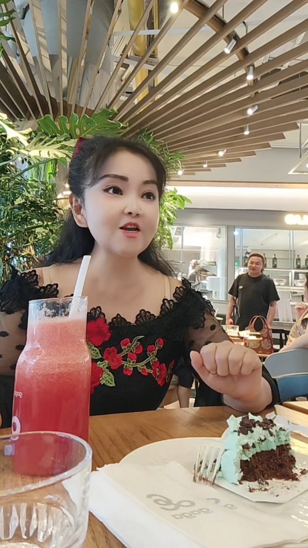 #小资情调 #咖啡 上海武康路是一个有很多咖啡小馆,很小资也
