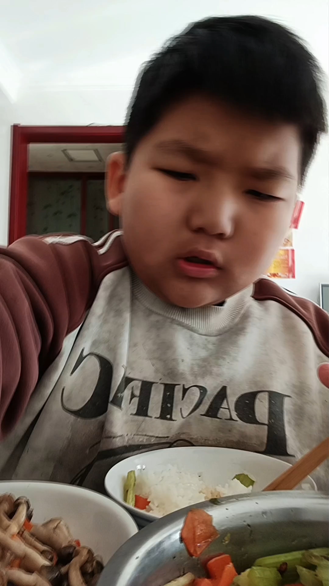 今天我给孙子炒芹菜还有蘑菇看看吃多香不挑食