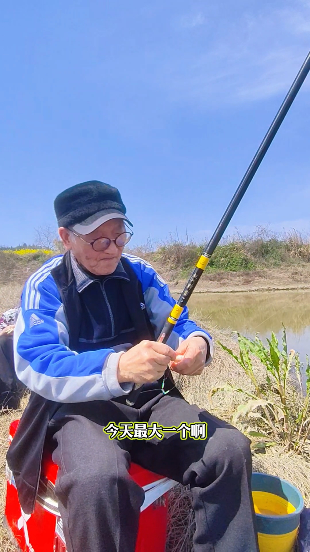 年近九十的钓鱼翁宝刀未老,不仅鲫鱼连杆,而且还有双飞!