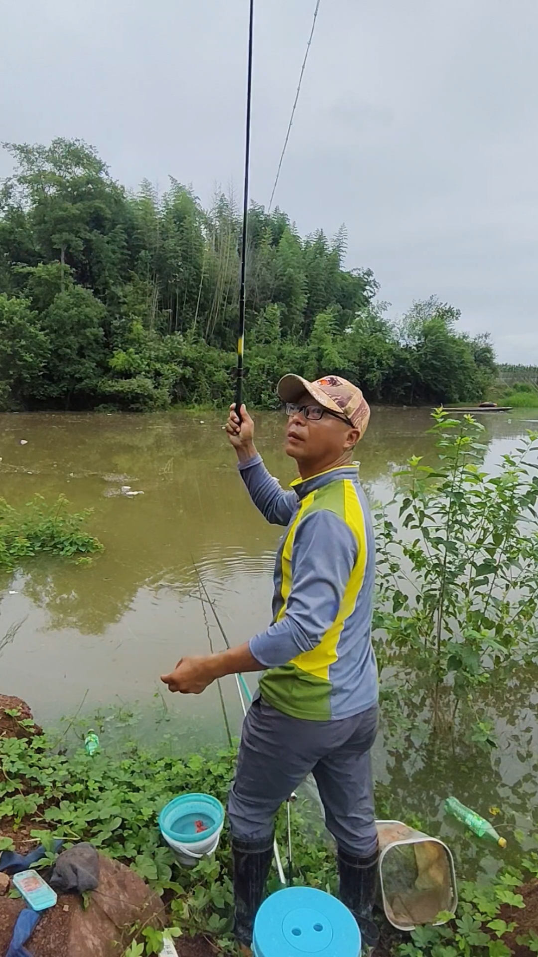 最近这一段河水暴涨，银鲴鱼特别疯狂，钓底钓浮全泳层都是它