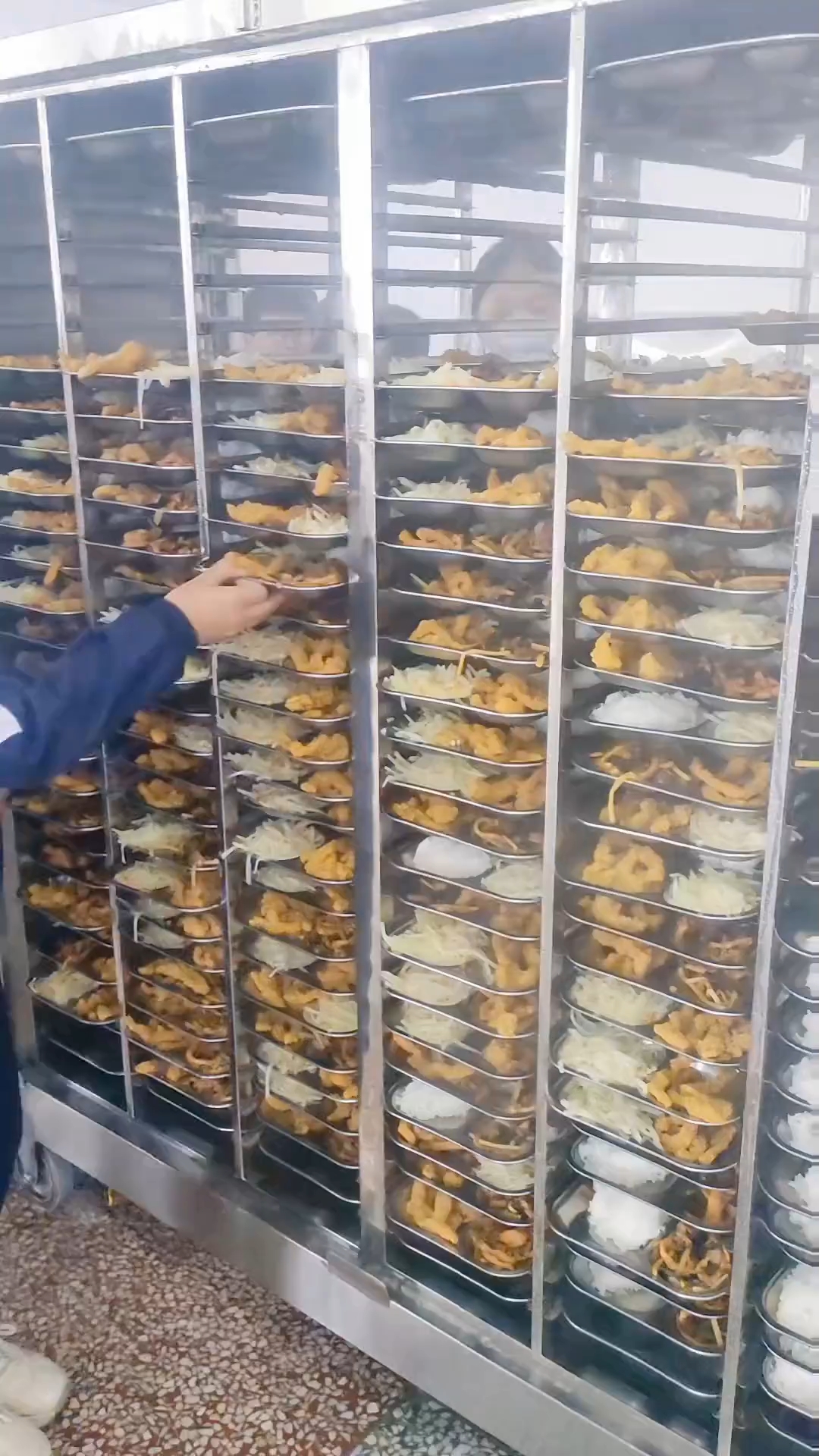 饭菜提前装好，到点直接拿