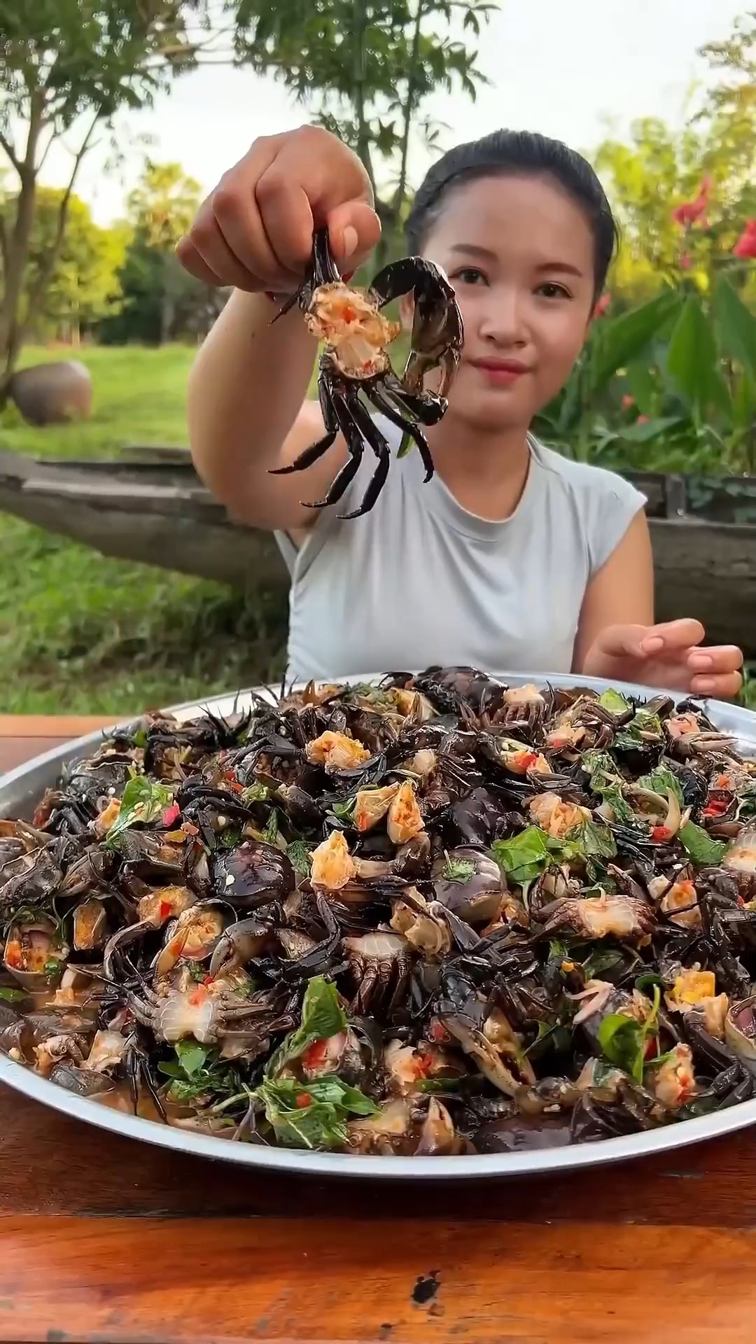 越南女人制作酸辣凉拌螃蟹