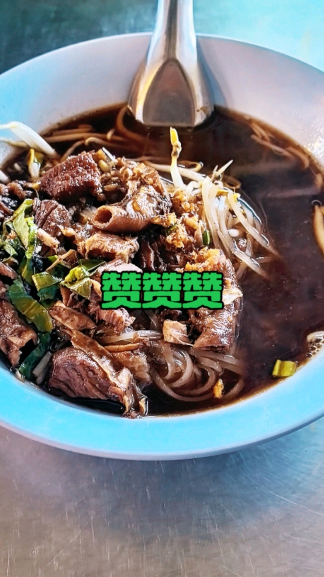 泰国菜场里的美食,大锅炖牛肉牛杂,肉汤好喝到想泡饭