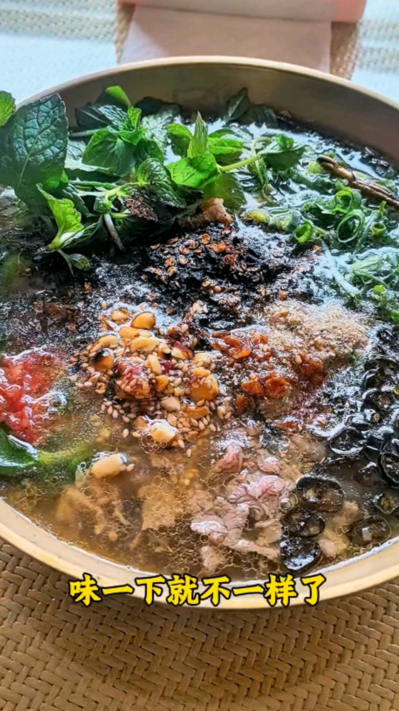 不愧云南芒市30多年老米线店，清汤吊龙牛肉饵丝太香了，加点柠檬更不一样了 #一碗好过瘾#