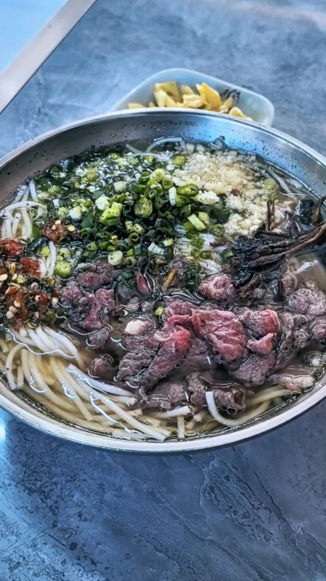 不愧是云南芒市早餐三巨头,鲜切吊龙饵丝加缅甸热奶茶,太香了