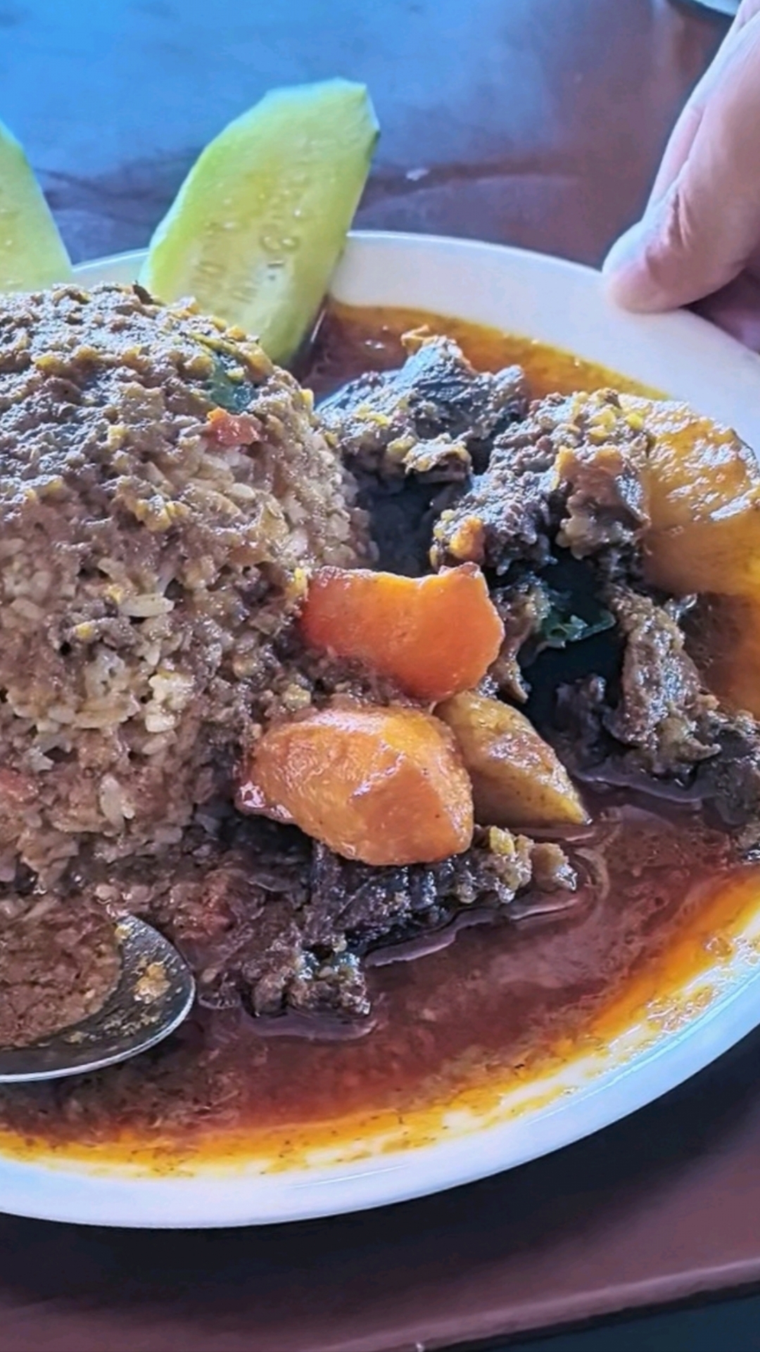 云南芒市很火的缅甸餐厅，都喜欢把咖喱牛肉饭作为招牌，真好吃吗