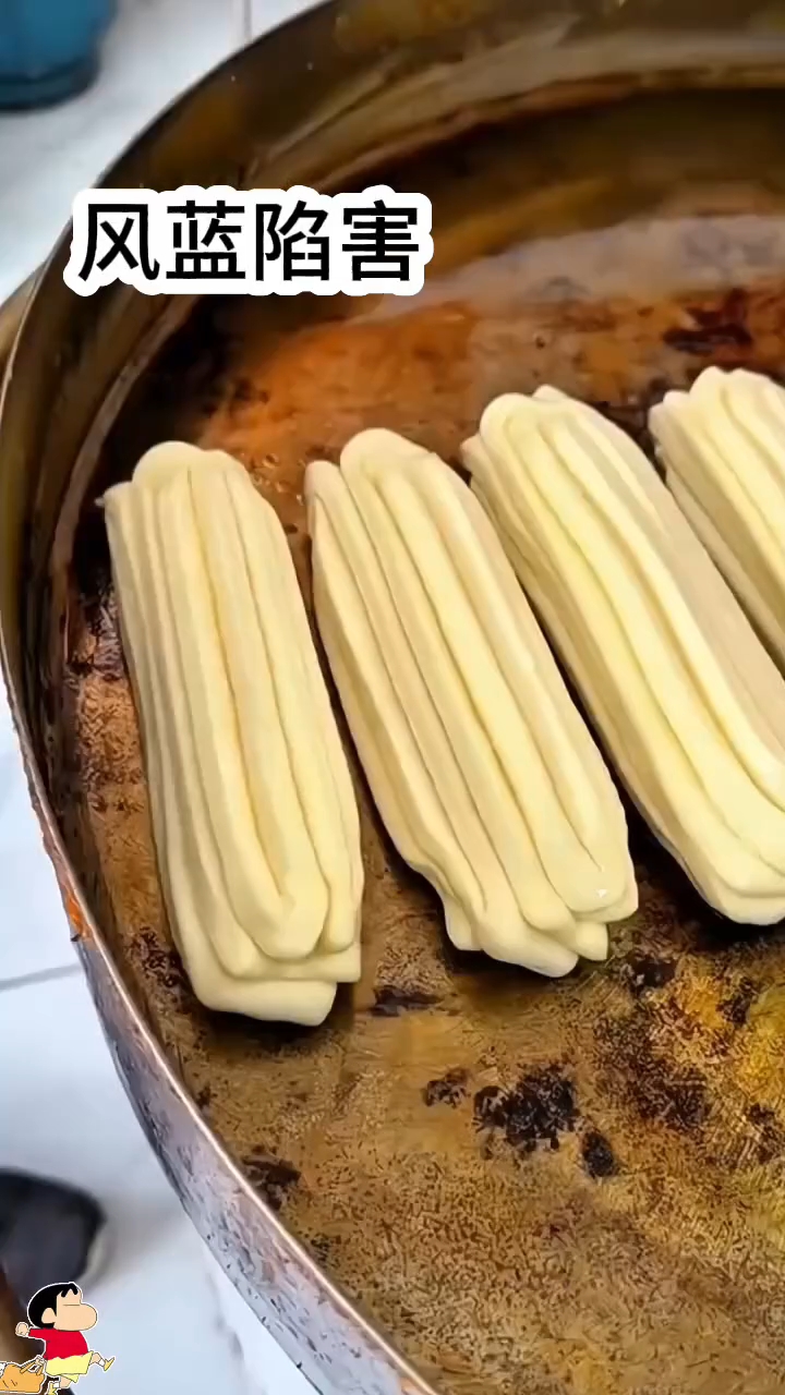 儿子带饭去学校,同桌女孩故意装可怜把饭抢走。