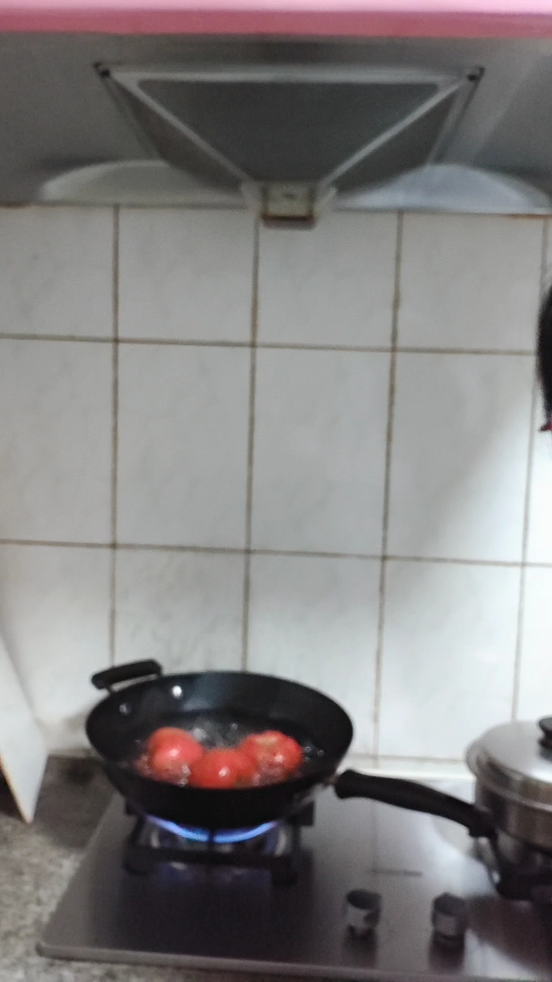 今天晚间做两个菜,一个是西红柿炒蛋,一个是,油豆角炖南瓜