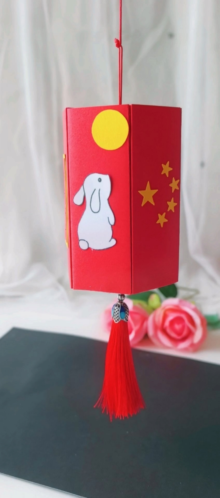 用红色卡纸和小朋友做一个简单好看的国庆中秋节手工灯笼吧!