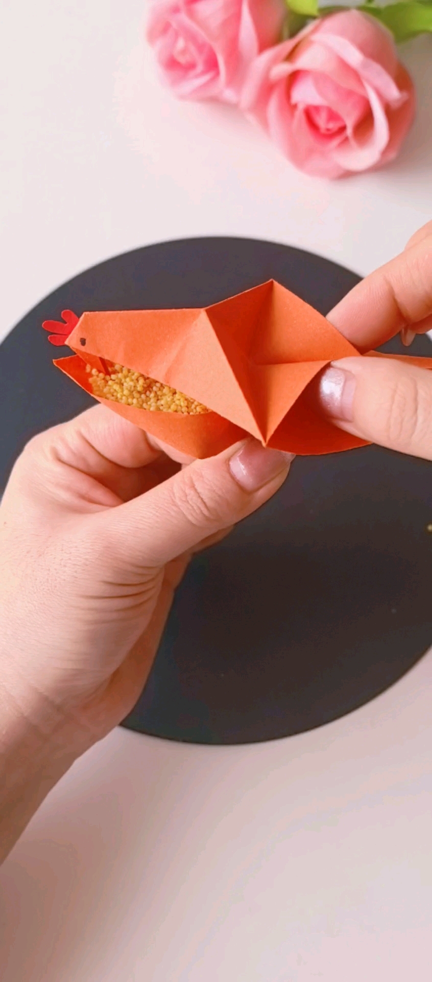 给小朋友折一只会啄米的小鸡吧，简单又好玩！ #手工DIY