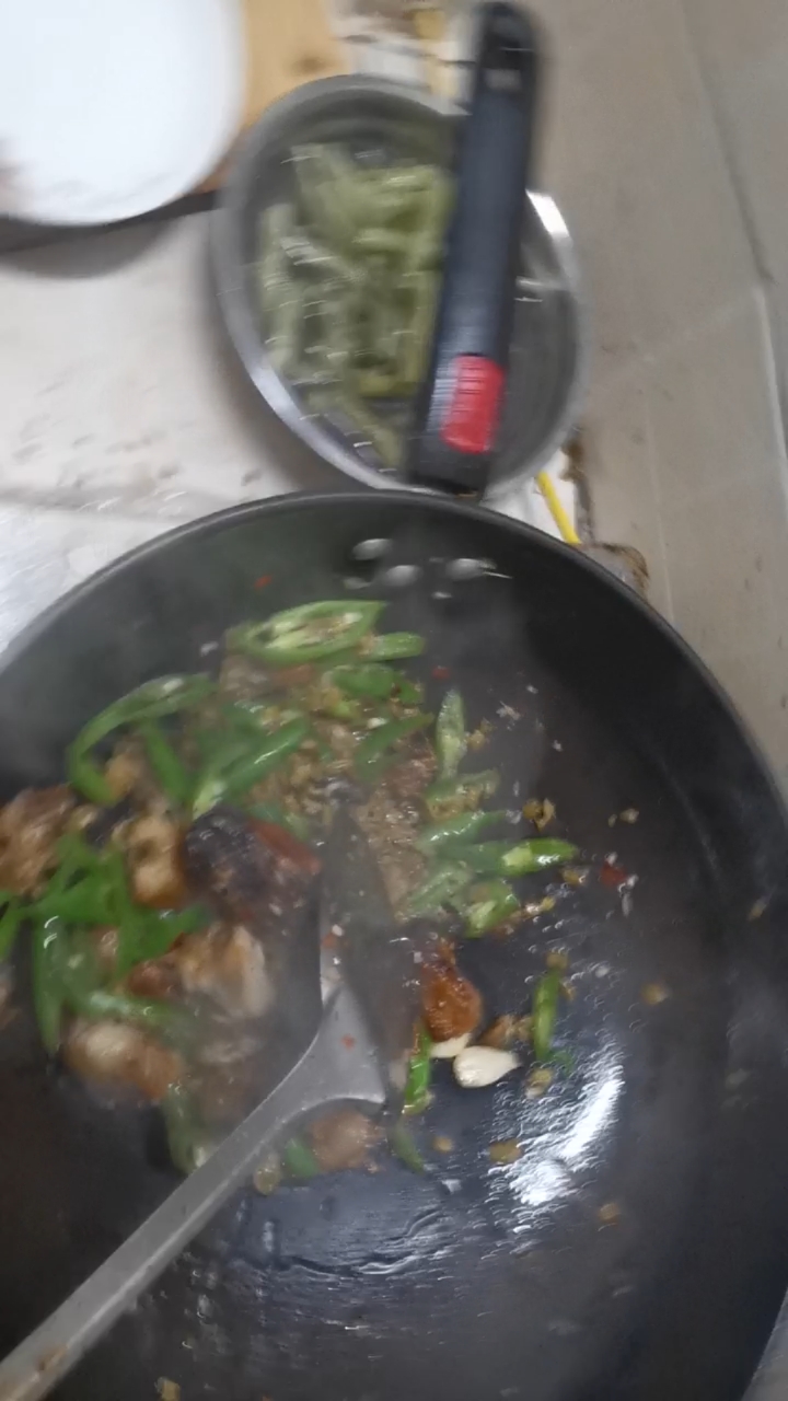 干豆角青椒炒腊鱼,娘家家里寄过来的腊鱼,干豆角有点微酸