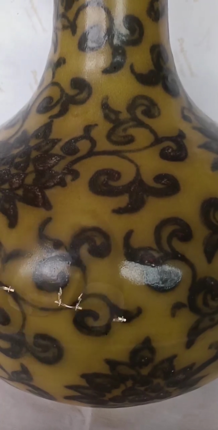 大明宣德年制鸡油黄缠枝莲瓣纹花瓶,欢迎您欣赏雅正!
