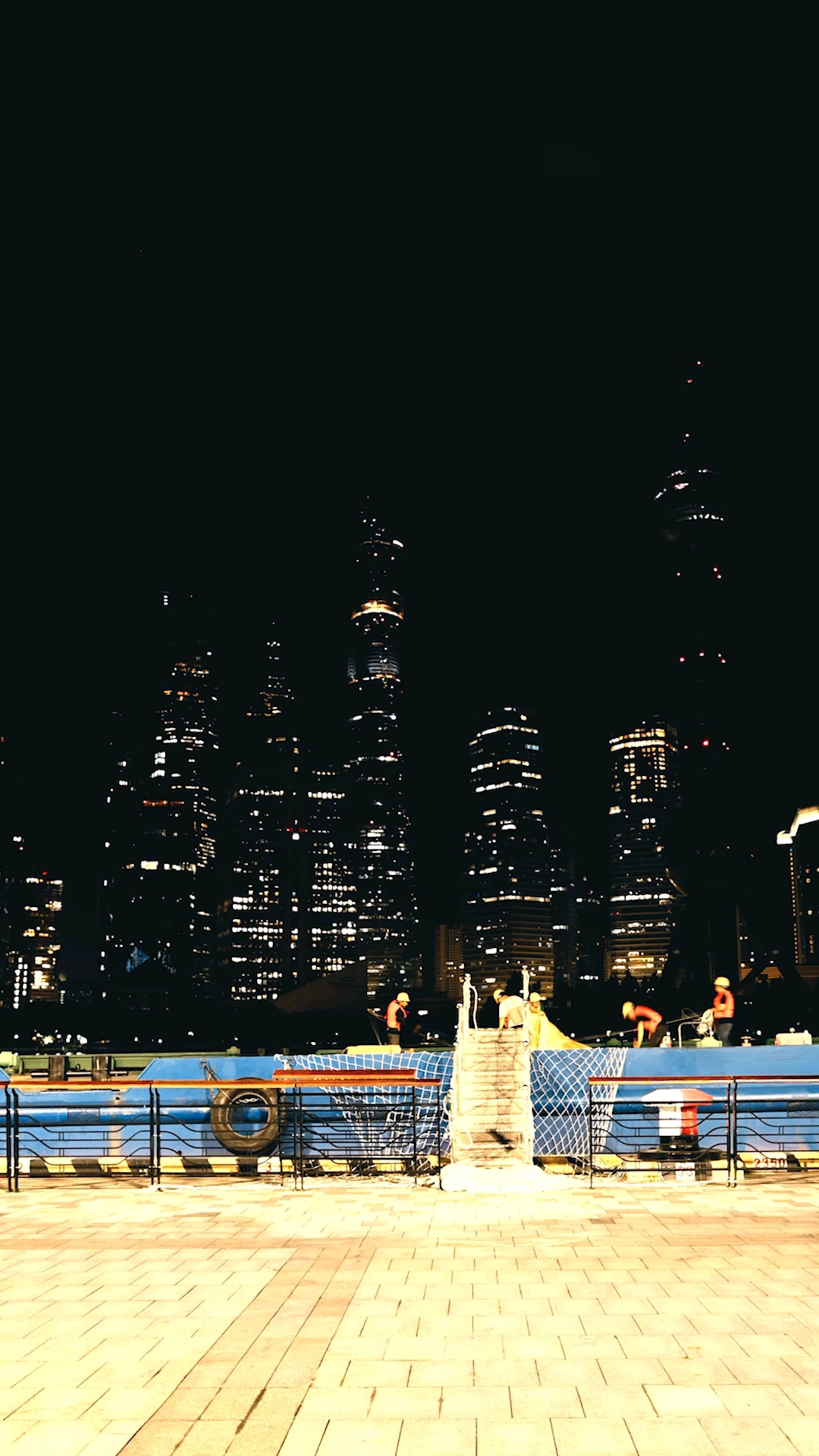 巨型黄鸡大笑闪现上海北外滩