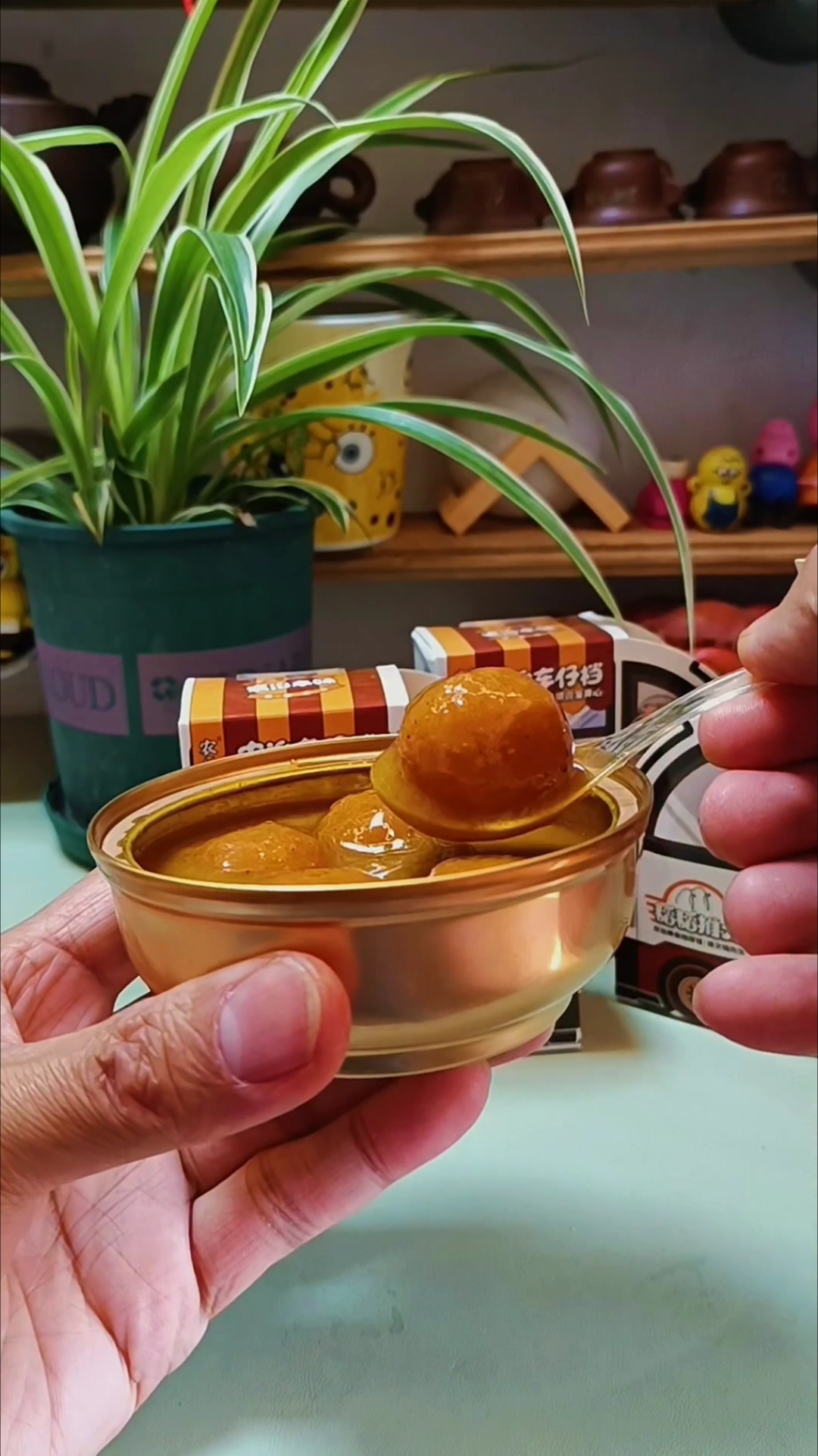一口入魂!这咖喱鱼蛋简直是港式小吃中的扛把子,好吃到让你舔碗