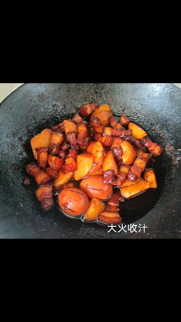 红烧肉炖土豆家常做法,另外再搭配四个煮鸡蛋