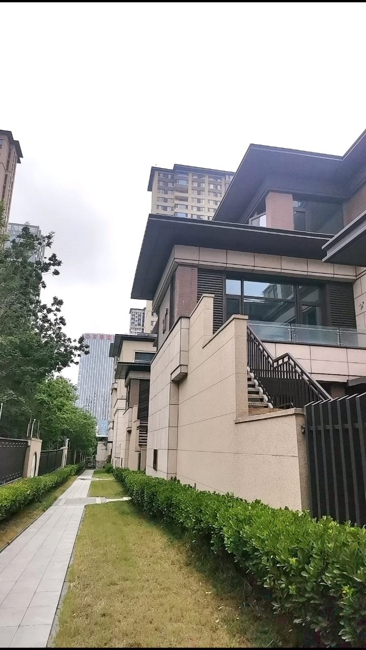 大明宫遗址公园旁中国铁建西派国际稀缺联排别墅业主赔本200万