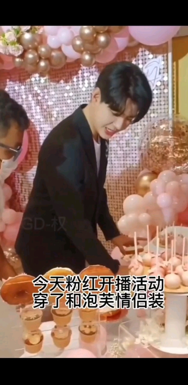 是谁至今还在磕泡芙明明