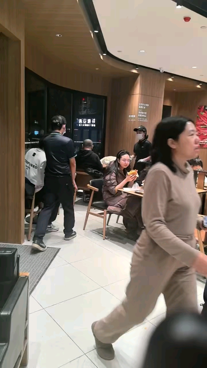 西安的魏家凉皮，人多到你想不到#西安美食#