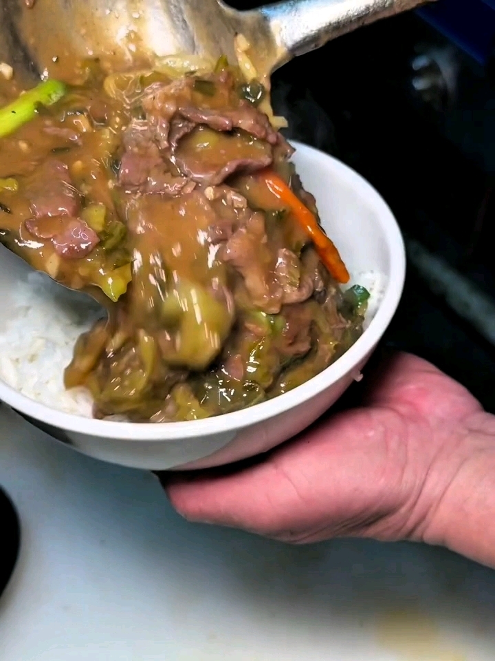 深圳好吃难找的酸菜牛肉盖饭,味道简直绝了!
