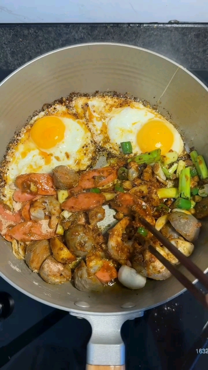 黏黏糊糊的胡辣汤里放入牛肉卷和油条,好吃到停不下来