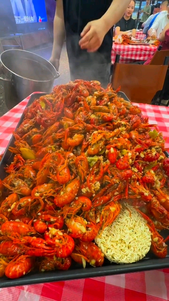 夏天的第一顿小龙虾是桶装的!