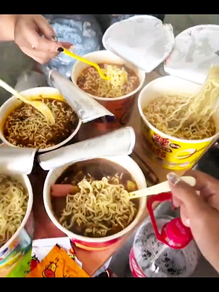还记得寑室熄灯后的和你一起吃泡面的人吗?