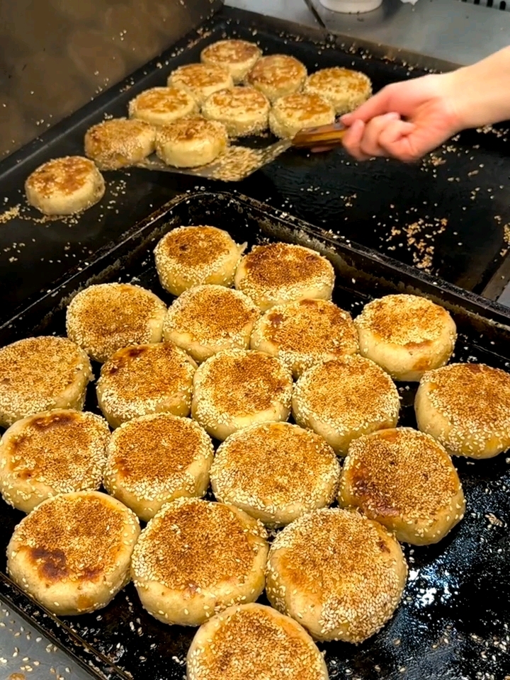 北京真好!2r一个的牛肉馅烧饼!现点现做一口气吃了两个